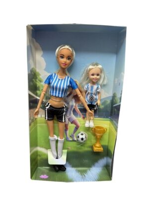 MUÑECA TINY Y LUCY FUTBOLISTAS CON PELOTA Y COPA COD 55854 CELES - Imagen 2