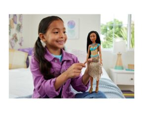 MUÑECA DISNEY PRINCESA POCAHONTAS COLECCIONABLE COD HLW07 - Imagen 3